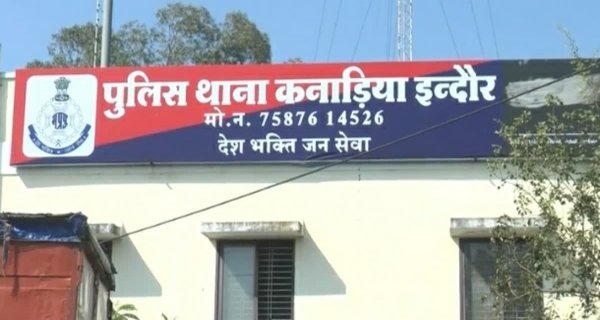 नशे में धुत कार सवारों ने पुलिसकर्मी से की मारपीट