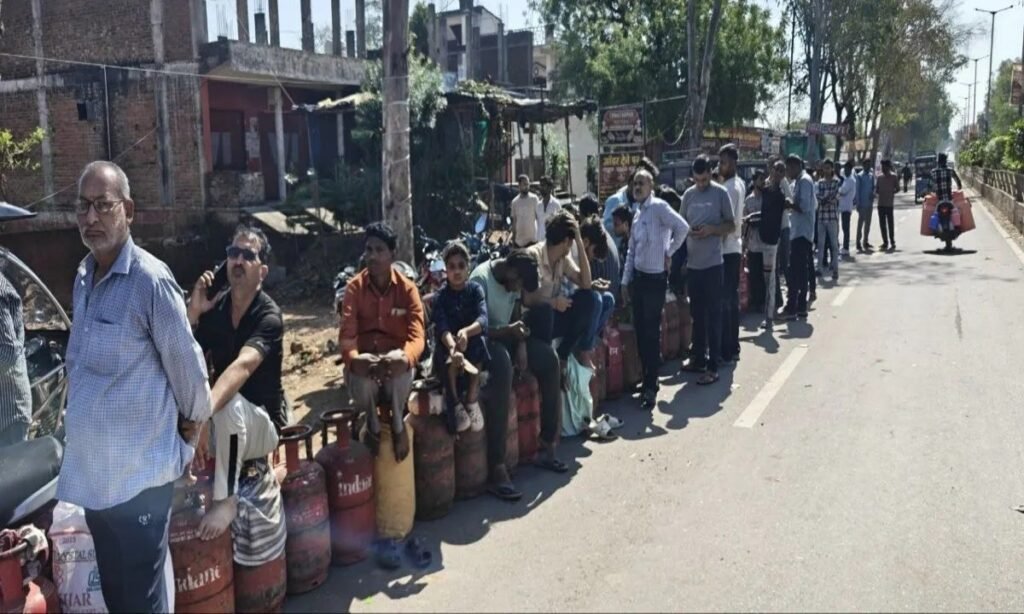 रसोई गैस की किल्लत से परेशान जनता, 8000 से ज्यादा बुकिंग पेंडिंग