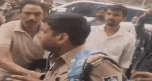 एसआई से झूमाझटकी, नेम प्लेट खींची