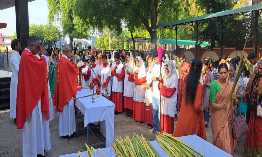 हौसान्ना के जयकारो से किया  प्रभु का स्वागत
