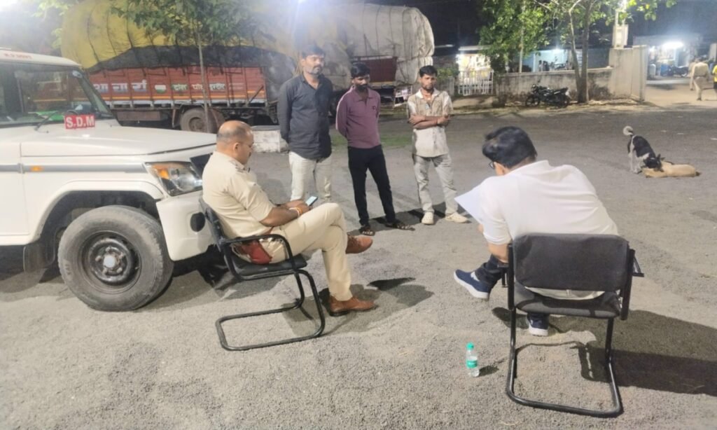 भूसे से भरे  7 ट्रकों पर कार्रवाई:   ट्रक चालकों में हड़कंप