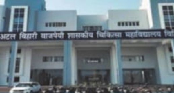 वेतन और एरियर भुगतान की मांग को लेकर आउटसोर्स कर्मचारियों का प्रदर्शन