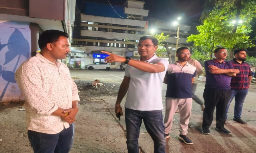 आधी रात सड़क पर उतरे निगमायुक्त, दुकानदारों से की स्वच्छता की अपील