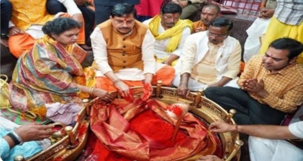 अंगारेश्वर महादेव मंदिर में सीएम मोहन यादव ने सपत्नीक किया पूजन-अभिषेक