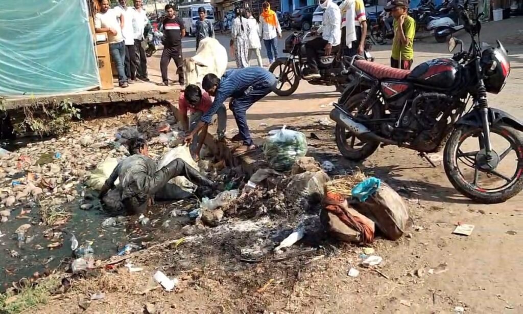 खतरे में राहगीर, खुला नाला दे रहा हादसों को निमंत्रण