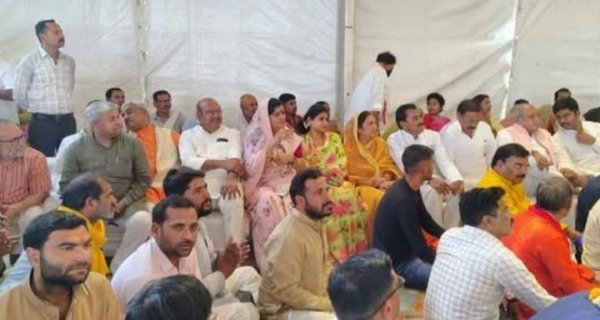 श्री दूधखोह धाम पर चल रही श्रीराम कथा में शामिल हुए पूर्व विधायक घनश्याम सिंह