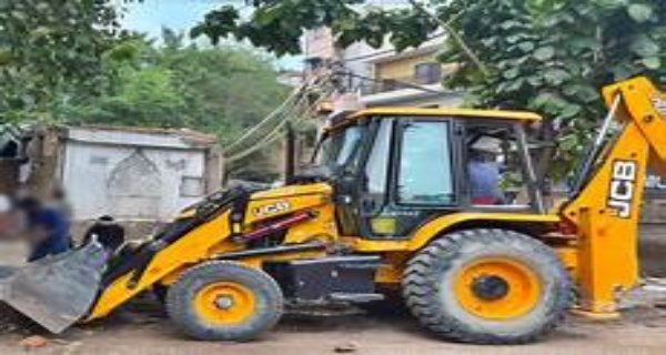 शासकीय नाले को मिट्टी से पाटकर बन रहे भवन पर चला बुलडोजर