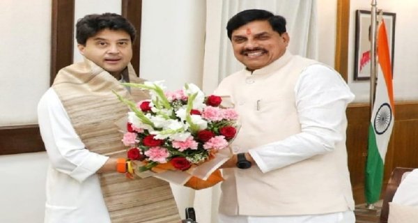सीएम डॉ यादव से केंद्रीय संचार मंत्री सिंधिया ने की सौजन्य भेंट