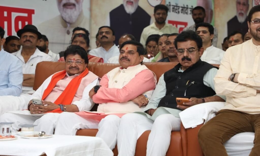 इंदौर एयरपोर्ट पर सीएम डॉ यादव ने जनप्रतिनिधियों संग सुनी मन की बात