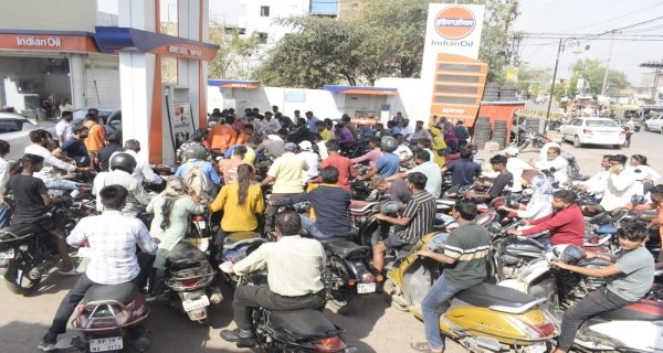 किल्लत की अफवाह ने जोर पकड़ा तो पेट्रोल पंपों पर उमड़ने लगी भीड़
