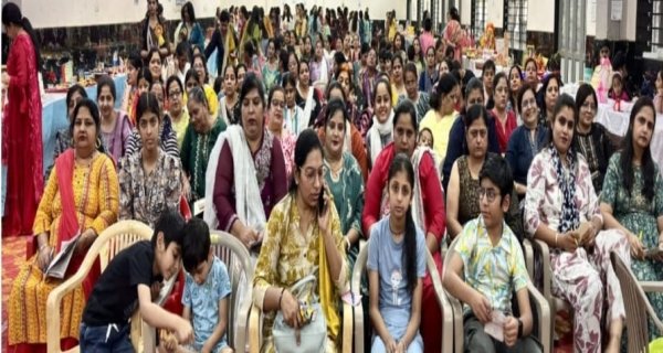 चेटीचंड महिला उत्सव: विविध प्रतियोगिताओं में प्रतिभागियों ने दिखाई रचनात्मकता
