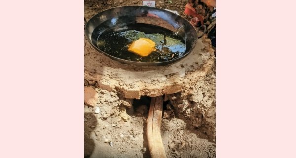 गैस की किल्लत में मिट्टी के चूल्हों पर 4000 श्रद्धालुओं के लिए बनी महाप्रसादी