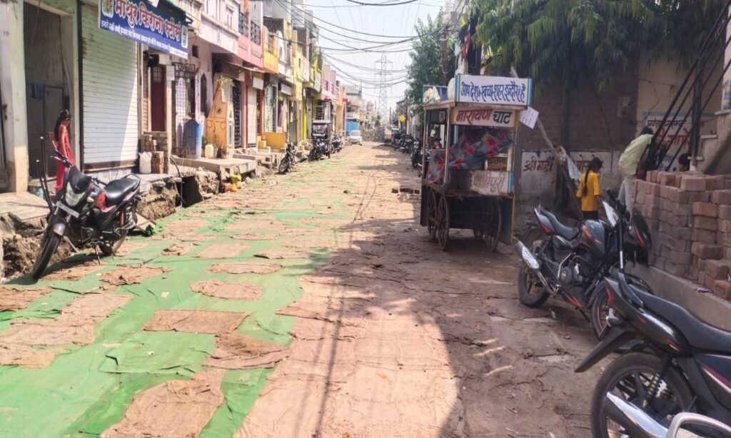 सवा करोड़ की लागत से बन रही अभिषेक नगर में सीमेंट-कांक्रीट की पक्की सडक़