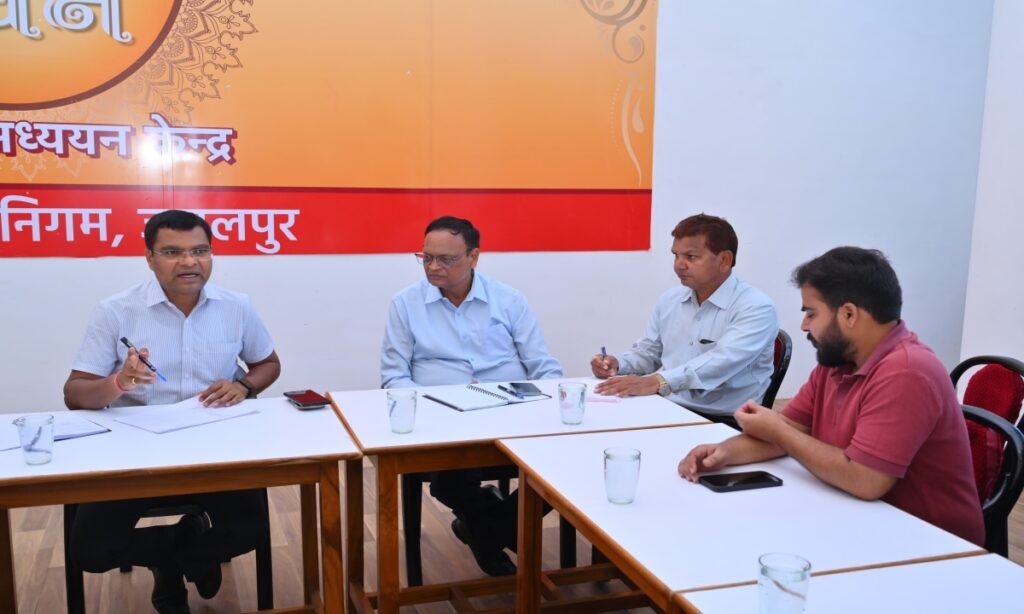 राजस्व अमले के साथ अब मैदान में इंजीनियरों को उतारा