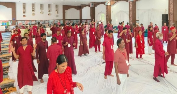 ओशो ध्यान साधना शिविर में आनंद में डूबे ओशो प्रेमी