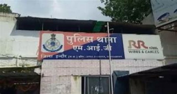 धारदार हथियार लेकर घूम रहे थे युवक, पुलिस ने तीन को दबोचा