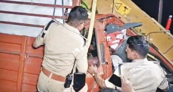 खड़े ट्रक से टकराया केले से भरा आयशर, चालक-क्लीनर की मौत