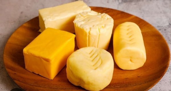 खुले में बिक रहा बटर जप्त कर कराया नष्ट