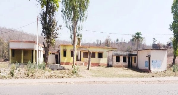 12 वर्षों बाद भी अधूरा स्कूल भवन, सीमित संसाधनों में पढ़ाई कर रहे छात्र