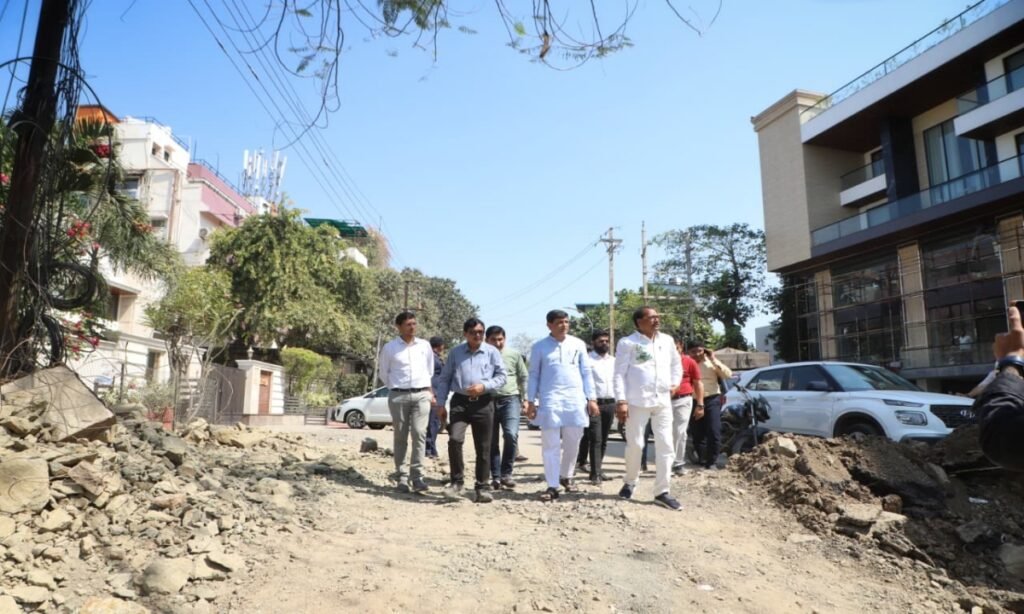 महापौर ने मास्टर प्लान सड़क निर्माण कार्य का किया निरीक्षण