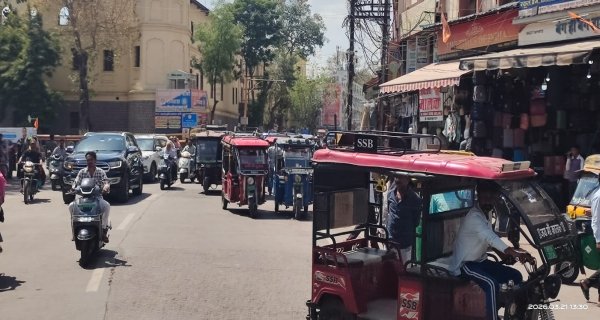 राजवाड़ा में ई-रिक्शा का कब्जा, प्रतिबंध बेअसर
