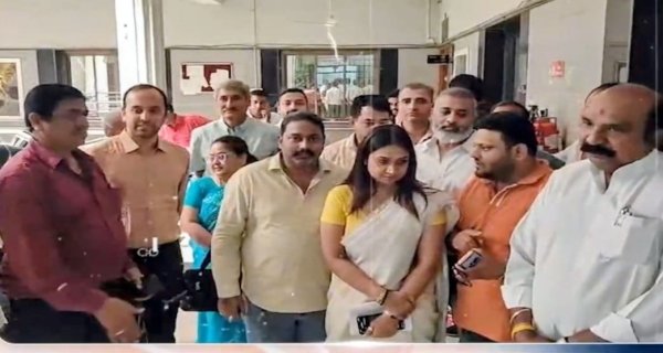 गैस एजेंसी संचालक कंपनियों की शिकायत करने पहुंचे