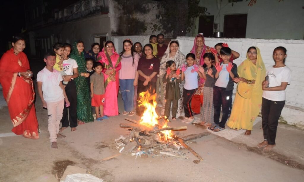 ग्रहण की दुविधा  में फीका रहा होली का जश्न