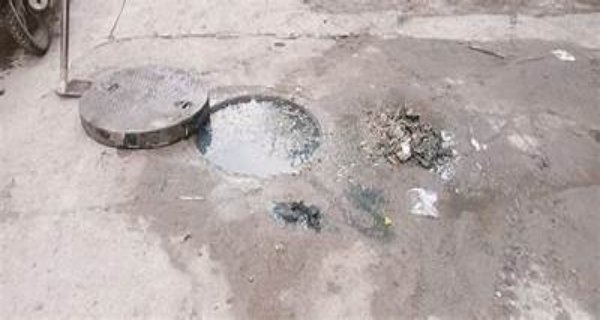 इंदौर नाका से शहीद कॉलोनी तक अव्यवस्थित चैंबरों का अंबार, राहगीरों को लग रही ठोकरें