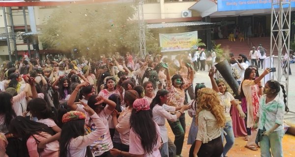 रंगों की बौछार के साथ छात्राओं ने थिरककर मनाई होली