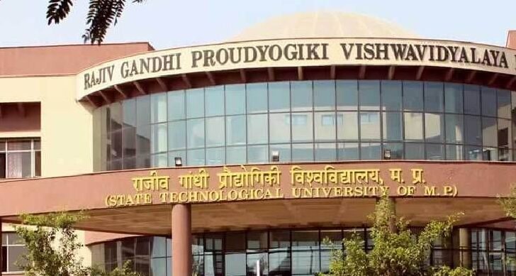 RGPV में छात्रों का हल्लाबोल: कुलपति का घेराव, कैंटीन संचालक पर गिरी गाज