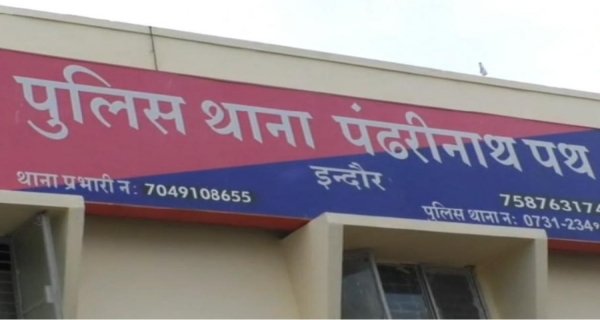 दो बदमाशों से धारदार चाकू बरामद