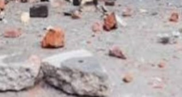 व्यापारी के घर पथराव, खिड़कियों के कांच फूटे