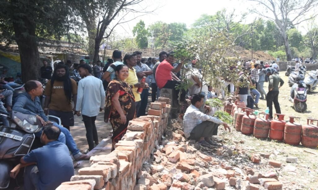 राजधानी में गैस सिलेंडरों के लिए मची आपाधापी, एजेंसियों के बाहर लगीं उपभोक्ताओं की लंबी कतारें