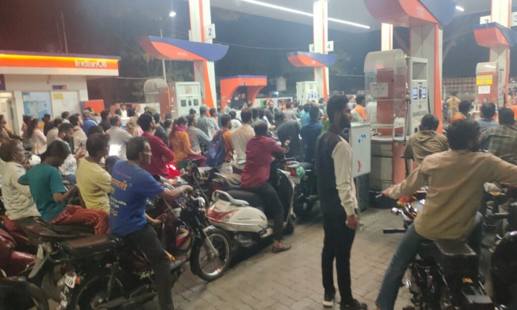 पेट्रोल पंपों पर अफवाह के चलते लगी रही लंबी कतारें