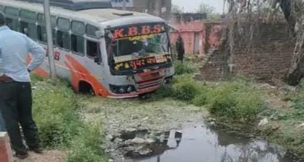 मुरैना में बस नाले में घुसी, बाइक सवार को बचाने की कोशिश में हादसा
