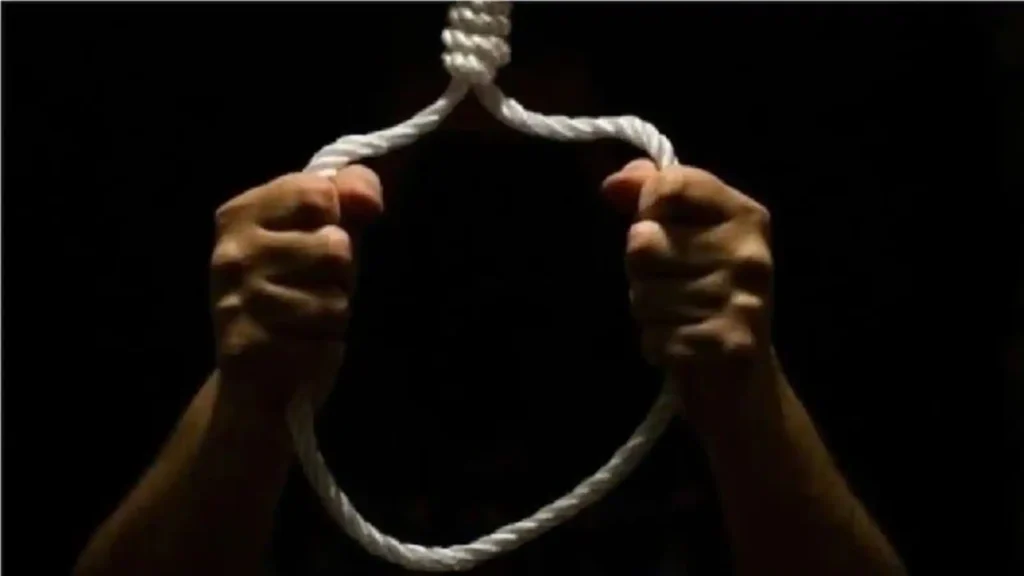 पत्नी को बाहर निकाल पति ने लगाई फांसी