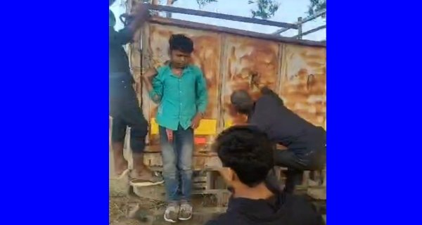 गाय एवं भैंस से भरी ट्रक बरका पुलिस व ग्रामीणों ने गन्नई में पकड़ा