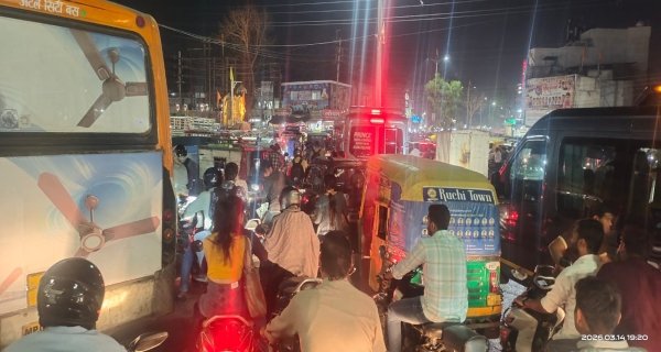 ट्रैफिक अव्यवस्था मालवा मिल चौराहे पर लगा जाम