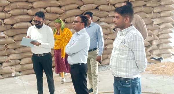 अधिकारियों ने किया गोदामों का निरीक्षण