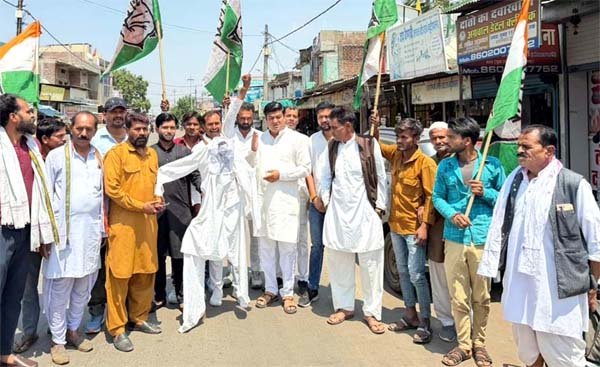 अहमदपुर देवीपुरा में कांग्रेस का शक्ति प्रदर्शन, पुतला दहन कर दर्ज कराया विरोध
