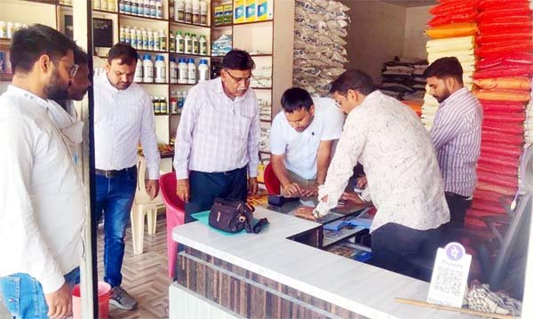 अधिकारी कर रहे उर्वरक विक्रय केंद्रों का निरीक्षण