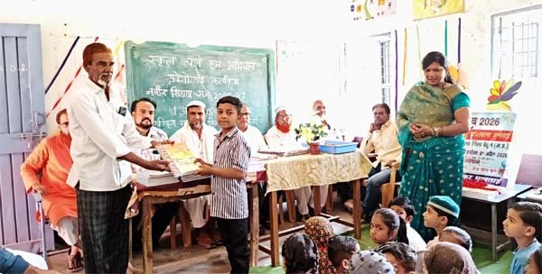 हिंदी उर्दू स्कूल में मनाया गया शाला प्रवेश उत्सव, बच्चों का हुआ सम्मान