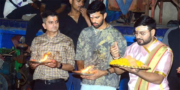 वॉशिंगटन सुंदर पहुंचे काशी, गंगा आरती में हुए शामिल