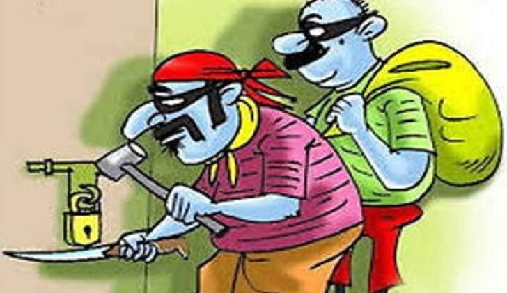 सूने घर से चोरों ने पार किये नगदी और लाखों के जेवरात