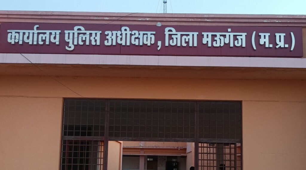 थाने का औचक निरीक्षण करने देर रात पहुंचे एसपी