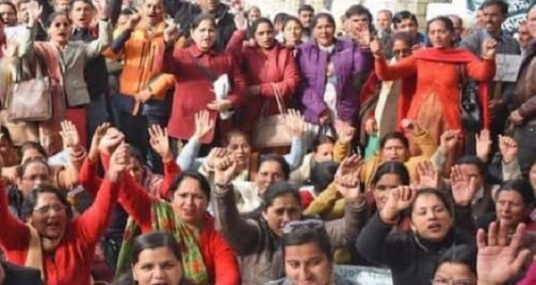 ​आक्रोश: गंजबासौदा में मंदिर के पास शराब दुकान हटाने की मांग, भजन-कीर्तन के साथ आंदोलन