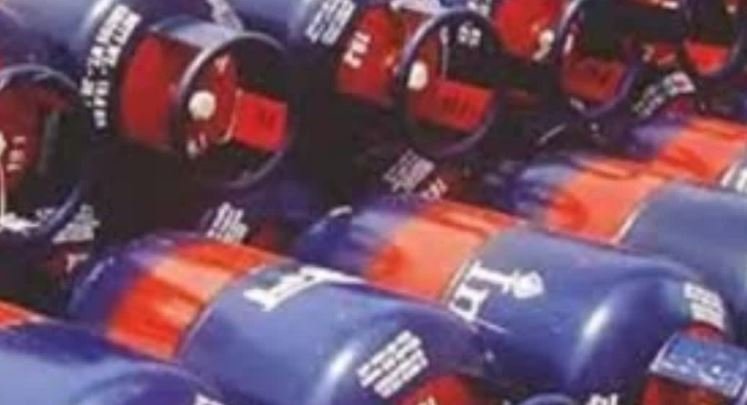 नए वित्त वर्ष के पहले ही दिन कमर्शियल गैस सिलेंडर की कीमतों में ₹195.50 की भारी वृद्धि, दिल्ली में दाम ₹2,078 के पार, आम आदमी के बजट पर महंगाई का बड़ा प्रहार