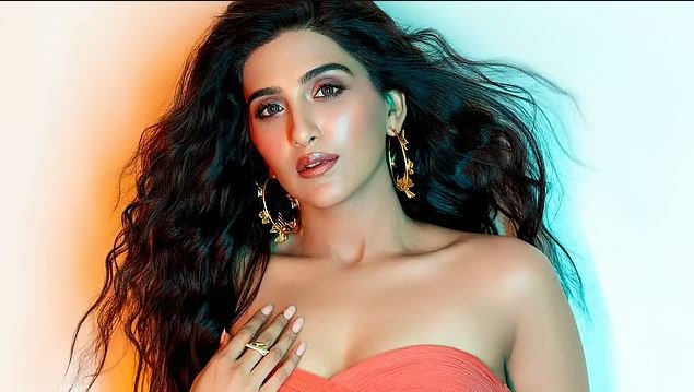 निर्मित कौर अहलूवालिया के नए फ्रिंज हेयर लुक ने मचाई हलचल