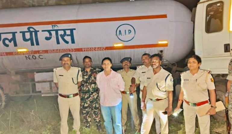 मुजफ्फरपुर में नेपाल नंबर के टैंकर से अवैध एलपीजी रिफिलिंग का भंडाफोड़, डीएसपी के नेतृत्व में भारी पुलिस बल की छापेमारी, गैस कालाबाजारी के अंतरराष्ट्रीय सिंडिकेट का मुजफ्फरपुर में बड़ा खुलासा