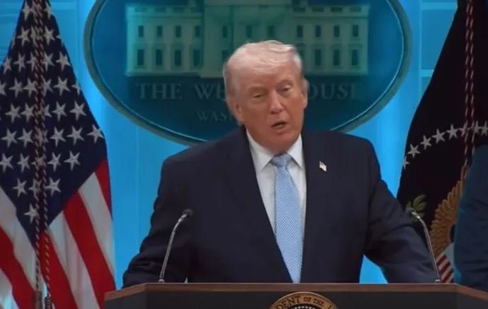 अमेरिकी राष्ट्रपति ने जहाजों पर शुल्क लगाने के खिलाफ ईरान को दी चेतावनी